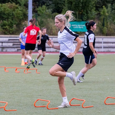 Nele Blißenbach ist eine geborene Läuferin und tanzt locker über Hindernisse hinweg.