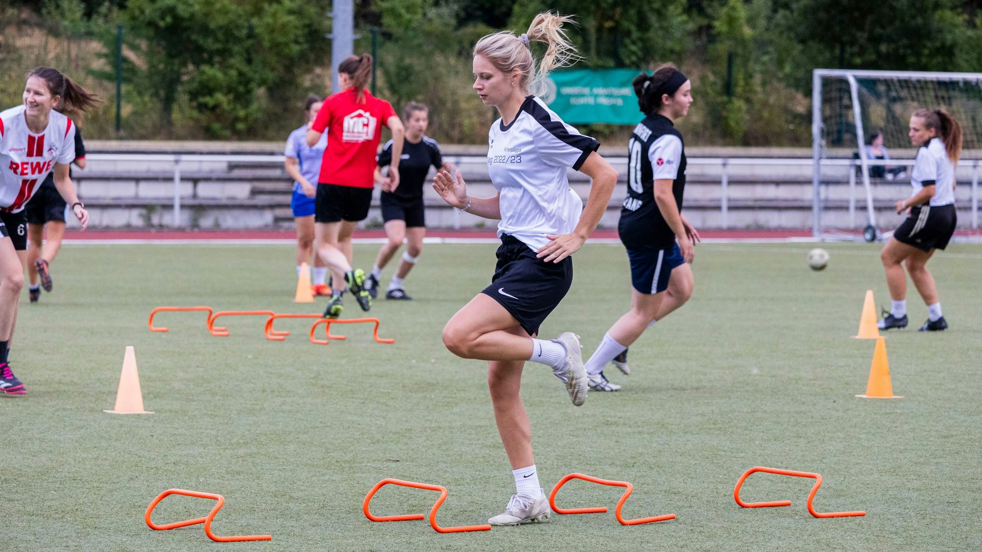 Nele Blißenbach ist eine geborene Läuferin und tanzt locker über Hindernisse hinweg.