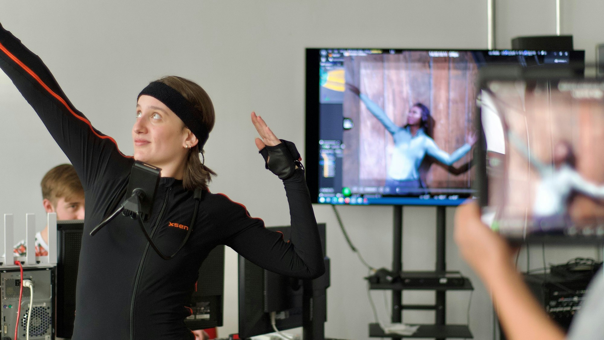 Studentin Monika Schmitt im Spezial-Anzug, der ihre Bewegungen werden auf einen Avatar übertragen.