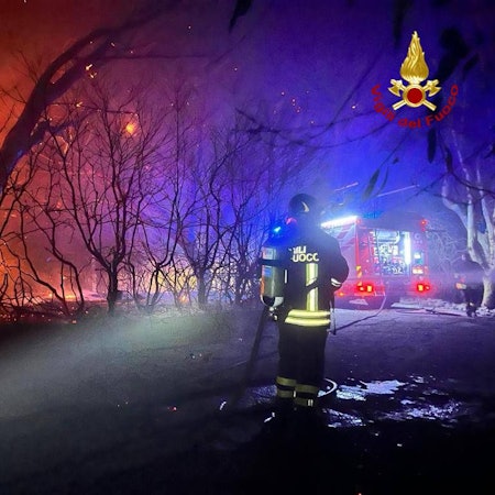 Feuerwehrleute kämpfen gegen einen Waldbrand auf Sizilien. Auf der italienischen Insel sorgt die aktuelle Hitzewelle auch für Stromausfälle.