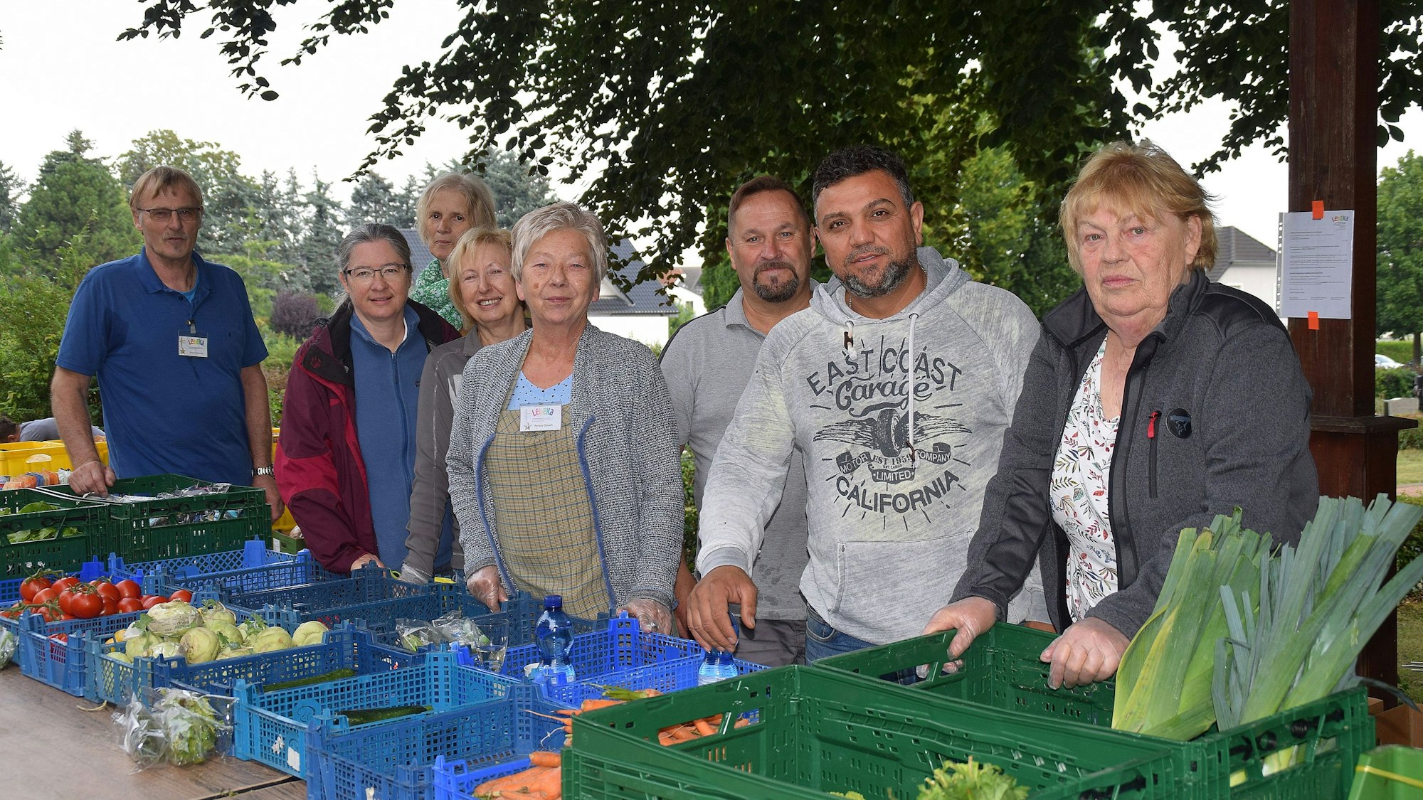 Das Team der LebEKa Kardorf um ihren Vorsitzenden Horst Ziesemer (links) steht vor den Kisten mit Lebensmitteln.