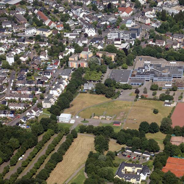 Luftbild von dem Schulkomplex. Drumherum stehen Einfamilienhäuser.