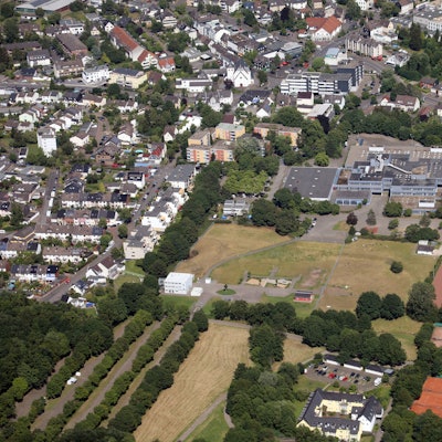 Luftbild von dem Schulkomplex. Drumherum stehen Einfamilienhäuser.