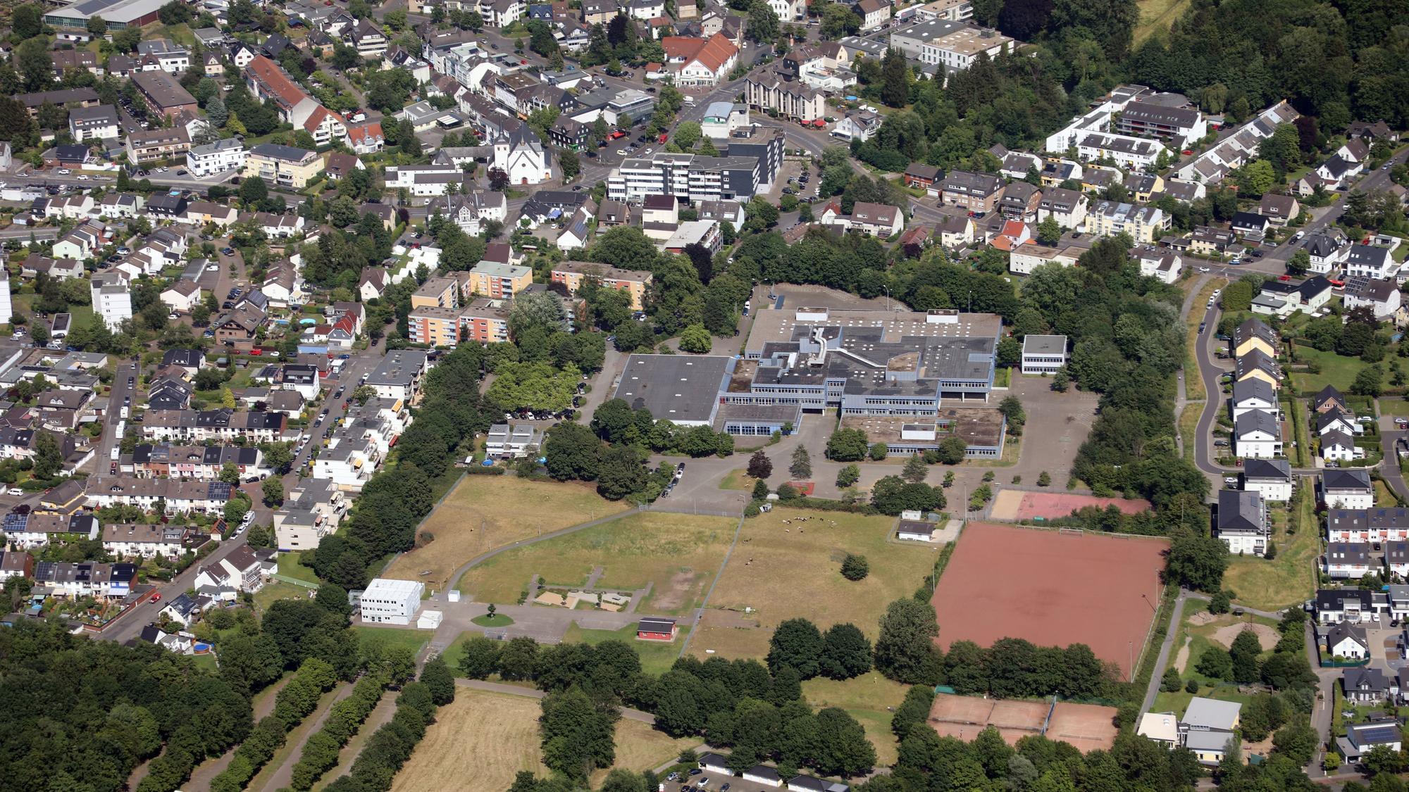 Luftbild von dem Schulkomplex. Drumherum stehen Einfamilienhäuser.