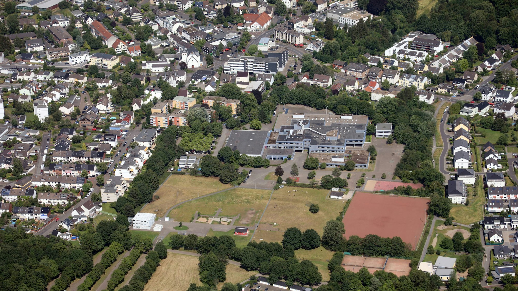 Luftbild von dem Schulkomplex. Drumherum stehen Einfamilienhäuser.