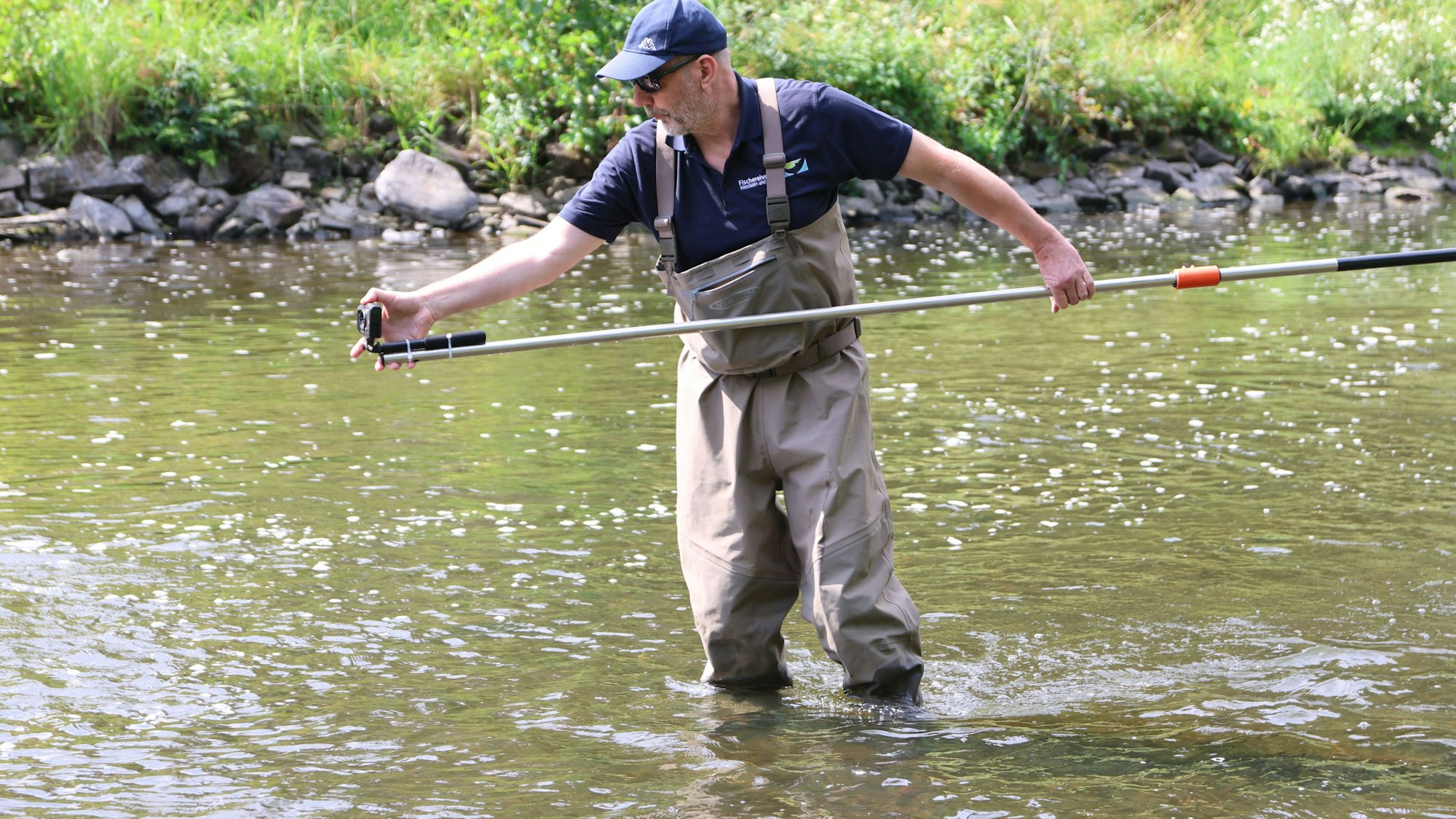 Dr. Olaf Niepagenkemper bei Unterwasseraufnahmen in der Agger.
