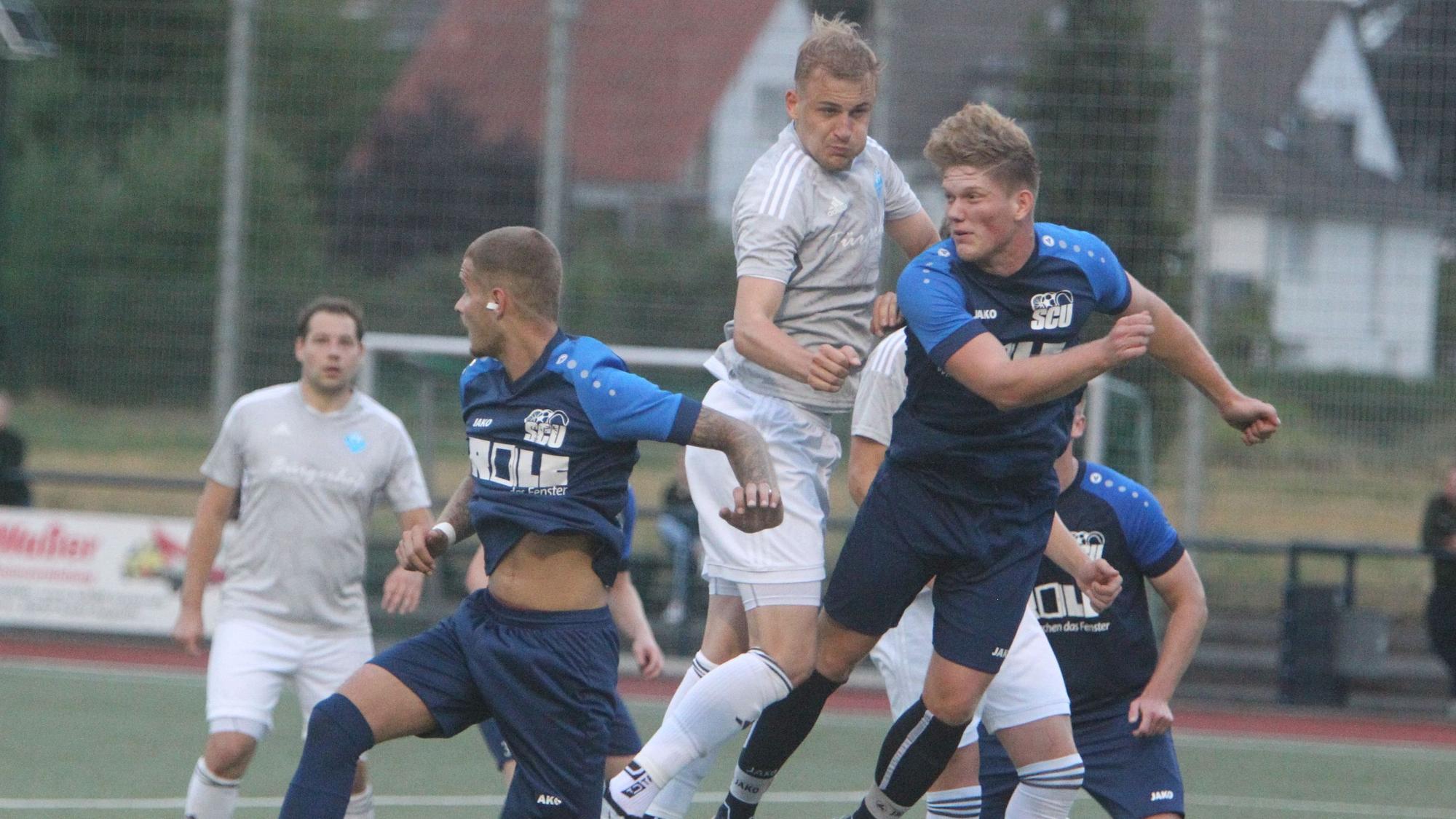 Strafraum-Szene aus dem Bezirksliga-Duell zwischen dem VfR Hangelar und dem SC Uckerath.
