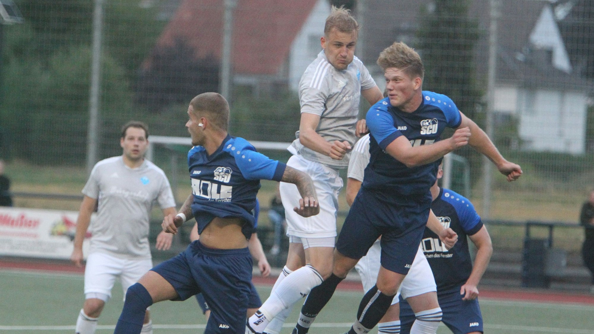 Strafraum-Szene aus dem Bezirksliga-Duell zwischen dem VfR Hangelar und dem SC Uckerath.