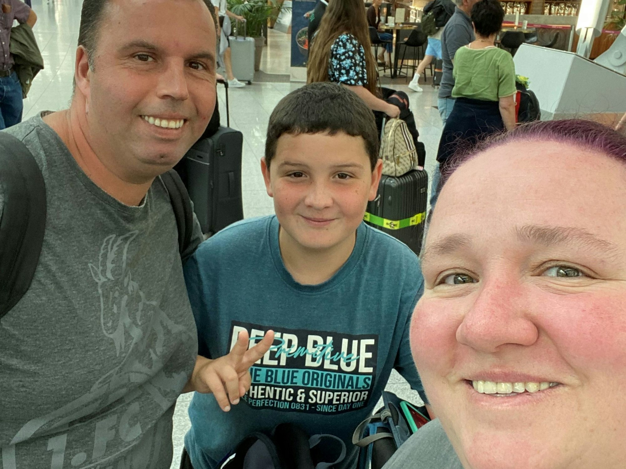 Auf dem Selfie sind eine Frau, ein Mann und ihr Sohn zu sehen.