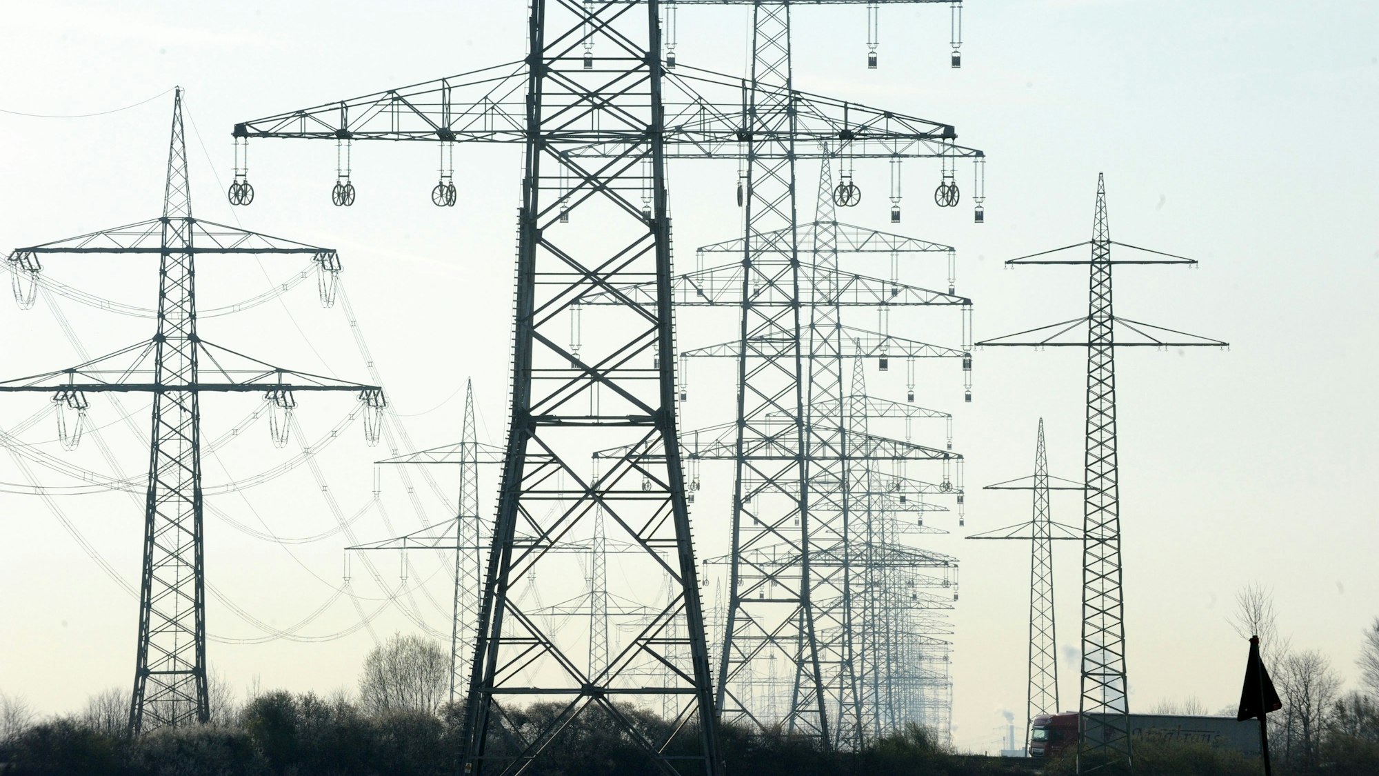 Das Bild zeigt Strommasten.