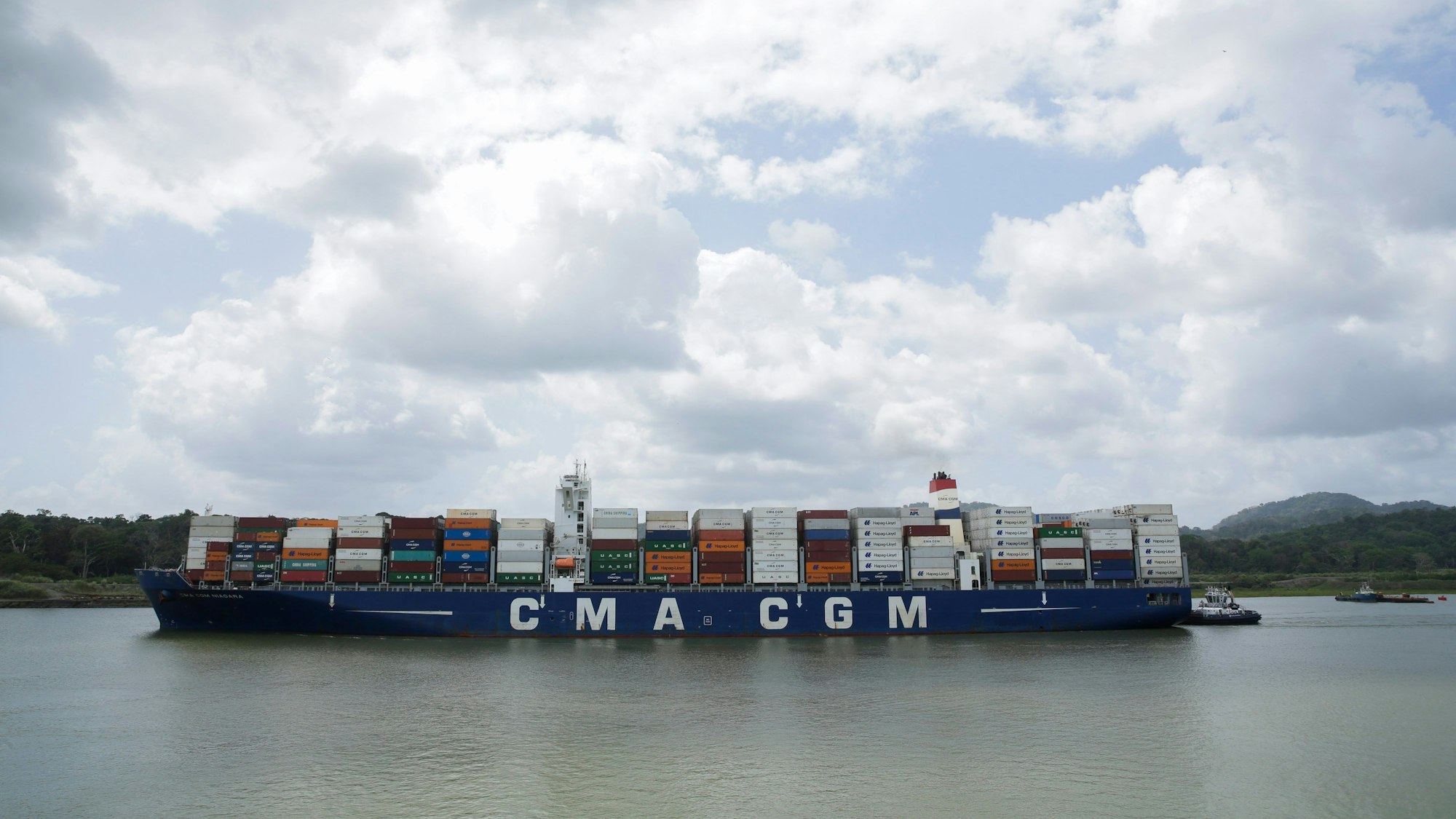 Panama, Gamboa: Ein Containerfrachtschiff fährt auf dem Gatún-See, einem künstlichen, zum Panamakanal gehörenden Süßwassersee.
