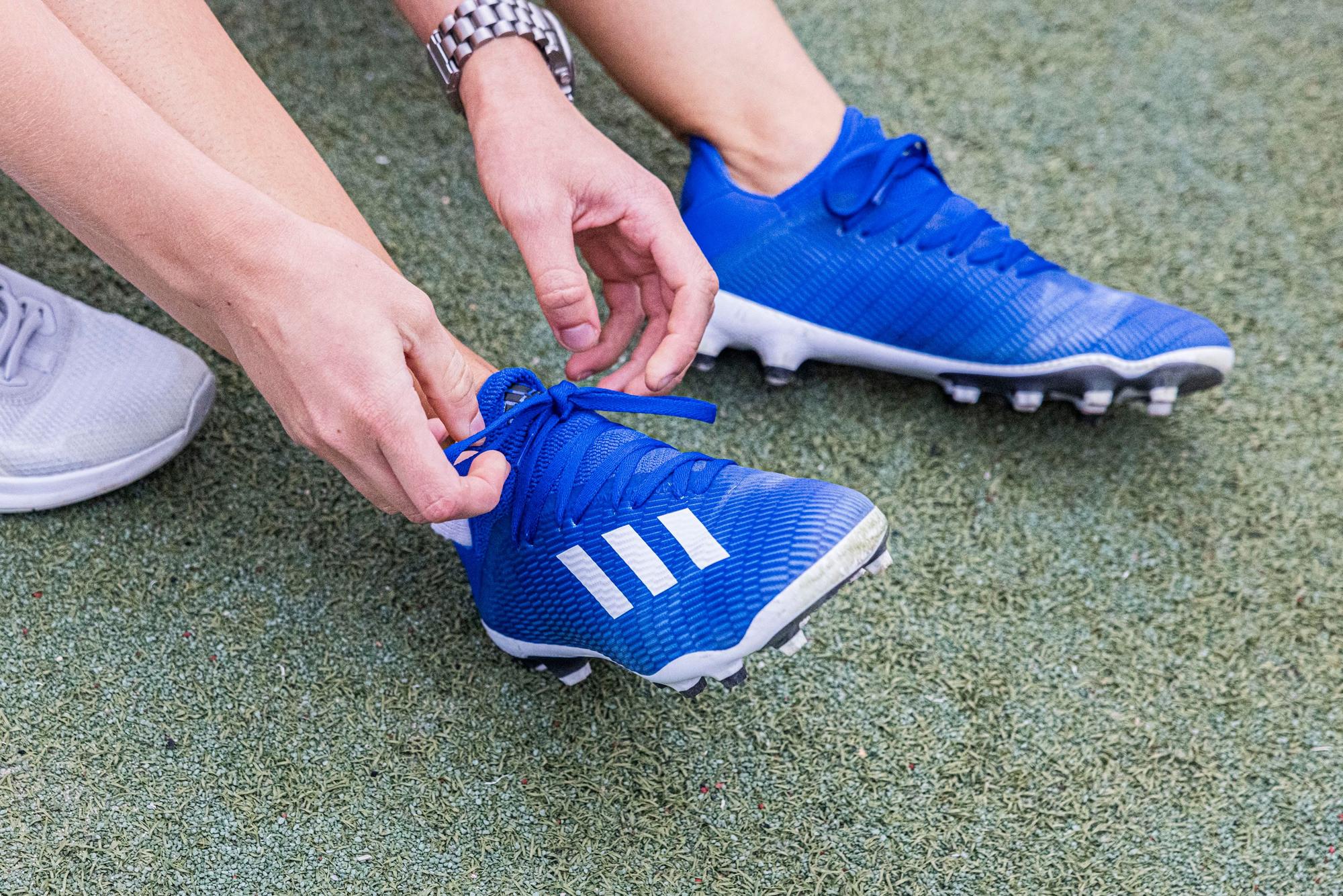 Viele Fußballschuhe, verschiedene Farben.