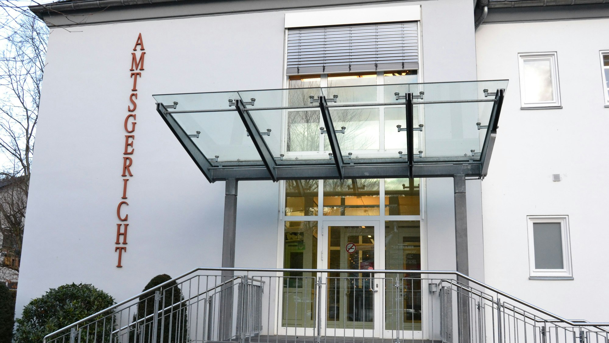 Das Bild zeigt den Eingangsbereich des Gemünder Amtsgerichts.