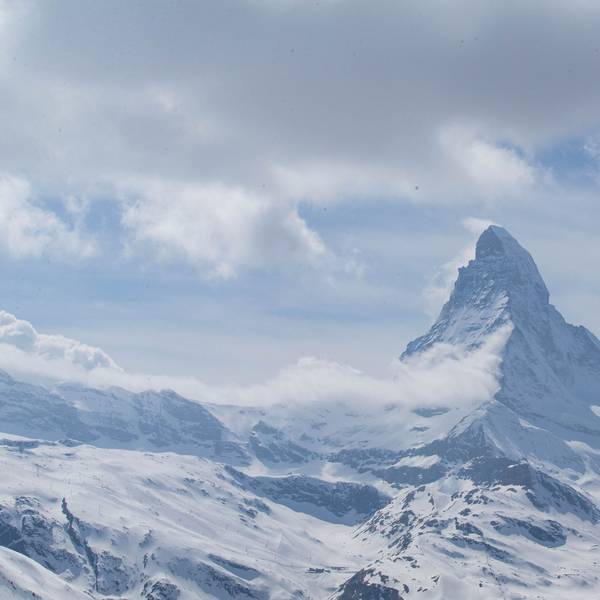 ARCHIV - 12.04.2019, Schweiz, Zermatt: Wolken ziehen über einen Berggrat des Matterhorns. (zu dpa "Hitze und Schneemangel: Bergführer raten von Matterhorn-Aufstieg ab") Foto: Xu Jinquan/XinHua/dpa +++ dpa-Bildfunk +++