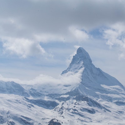 ARCHIV - 12.04.2019, Schweiz, Zermatt: Wolken ziehen über einen Berggrat des Matterhorns. (zu dpa "Hitze und Schneemangel: Bergführer raten von Matterhorn-Aufstieg ab") Foto: Xu Jinquan/XinHua/dpa +++ dpa-Bildfunk +++