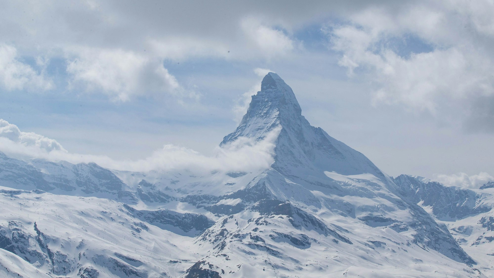 ARCHIV - 12.04.2019, Schweiz, Zermatt: Wolken ziehen über einen Berggrat des Matterhorns. (zu dpa "Hitze und Schneemangel: Bergführer raten von Matterhorn-Aufstieg ab") Foto: Xu Jinquan/XinHua/dpa +++ dpa-Bildfunk +++