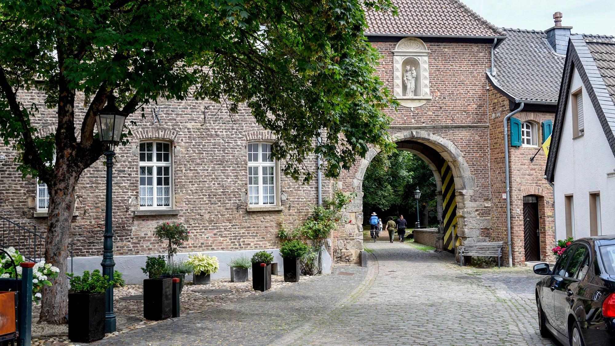 Das historische Erfttor öffnet die Kasterer Altstadt in das Naherholungsgebiet rund um Kaster.
