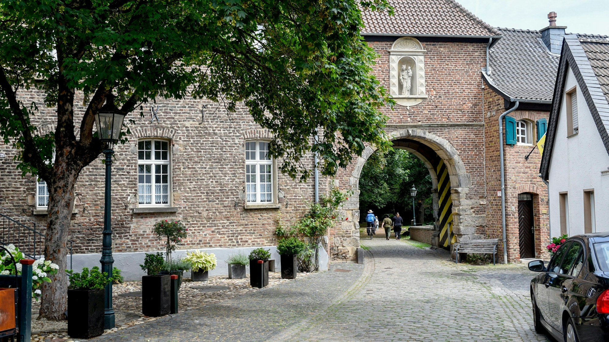 Das historische Erfttor öffnet die Kasterer Altstadt in das Naherholungsgebiet rund um Kaster.