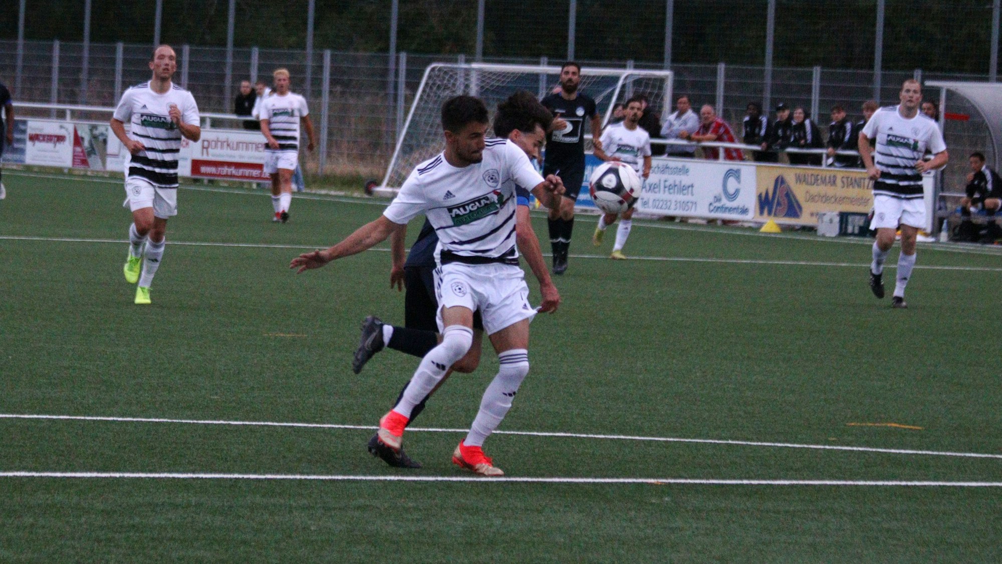 Zweikampf zweier Fußballer an der Strafraumgrenze.