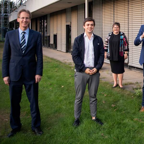 Das Bild zeigt die Vertreter von CDU, FDP und UWV bei der Vorstellung des Listenvertrages.
