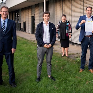 Das Bild zeigt die Vertreter von CDU, FDP und UWV bei der Vorstellung des Listenvertrages.