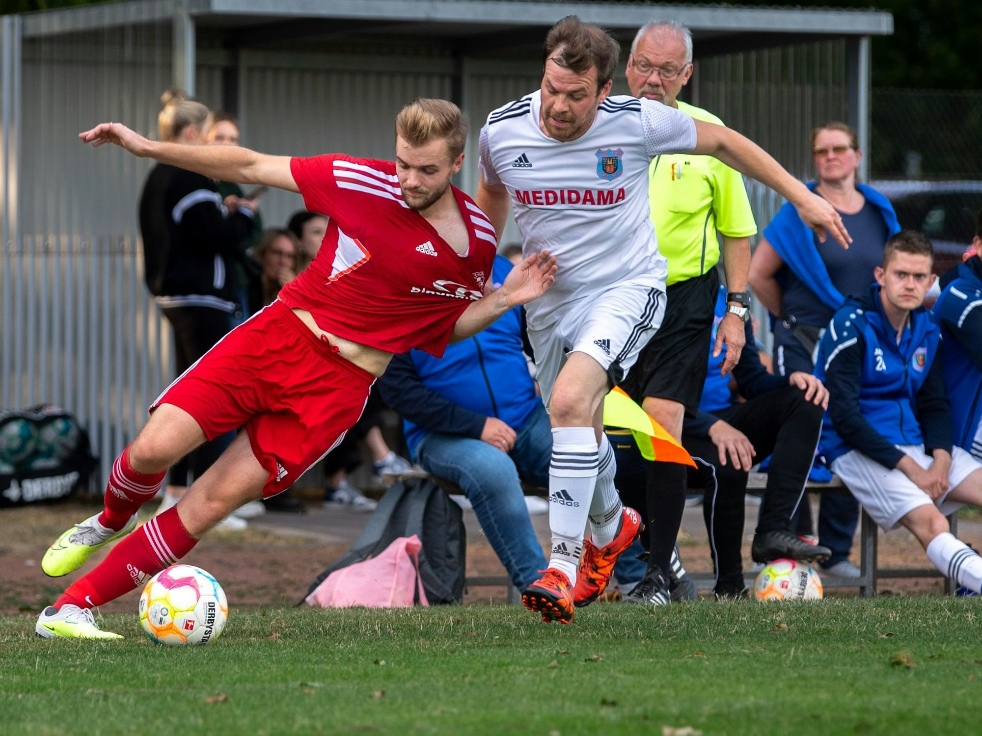 Ein Spieler von Dom-Esch zerrt am Trikot seines Zülpicher Gegenspielers.