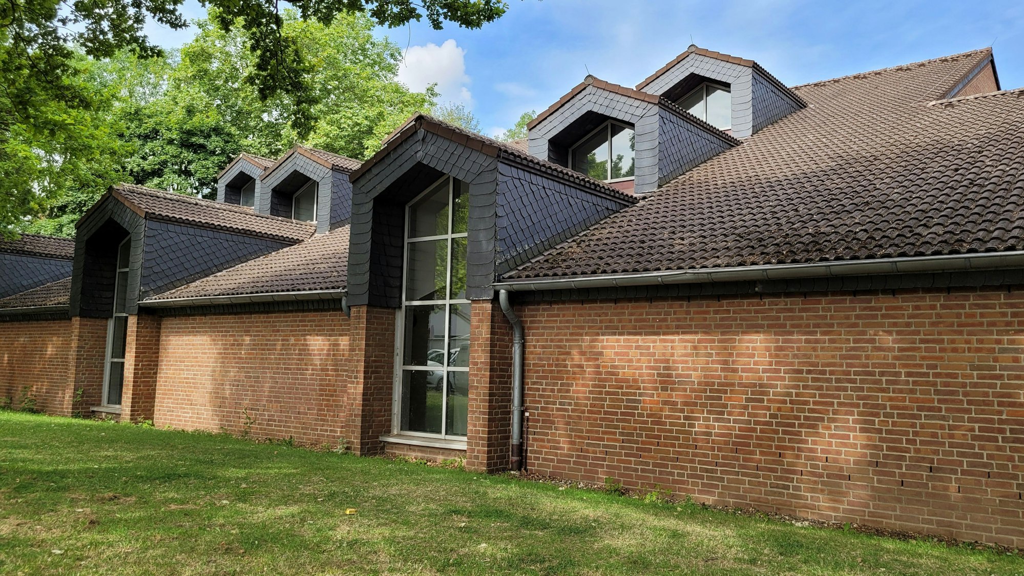 Das Bild zeigt die Sporthalle an der Steinstraße.
