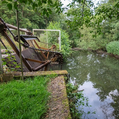 Zu sehen sind die Wiehl und ein Wehr, das einen Nebengraben öffnet.