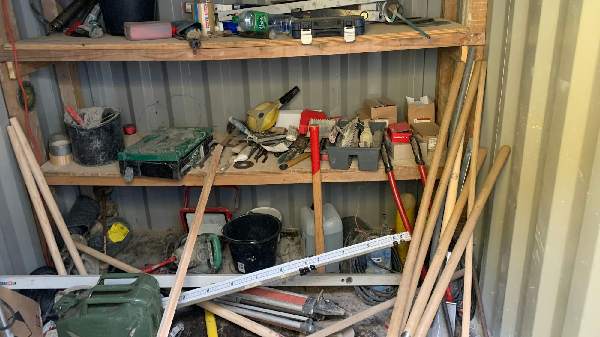 Einen Hammer, Zangen, Nägel, Eimer und Schaufeln sind in einem Baucontainer. Sie wurden für 340 Euro ersteigert.