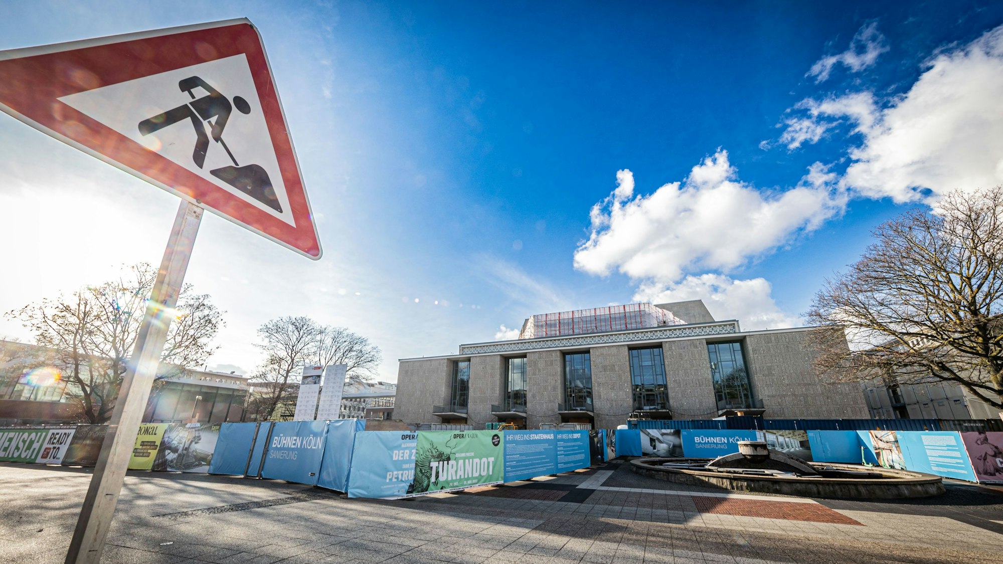 Die Bühnen Köln sind von einem Bauzaun umkreist.