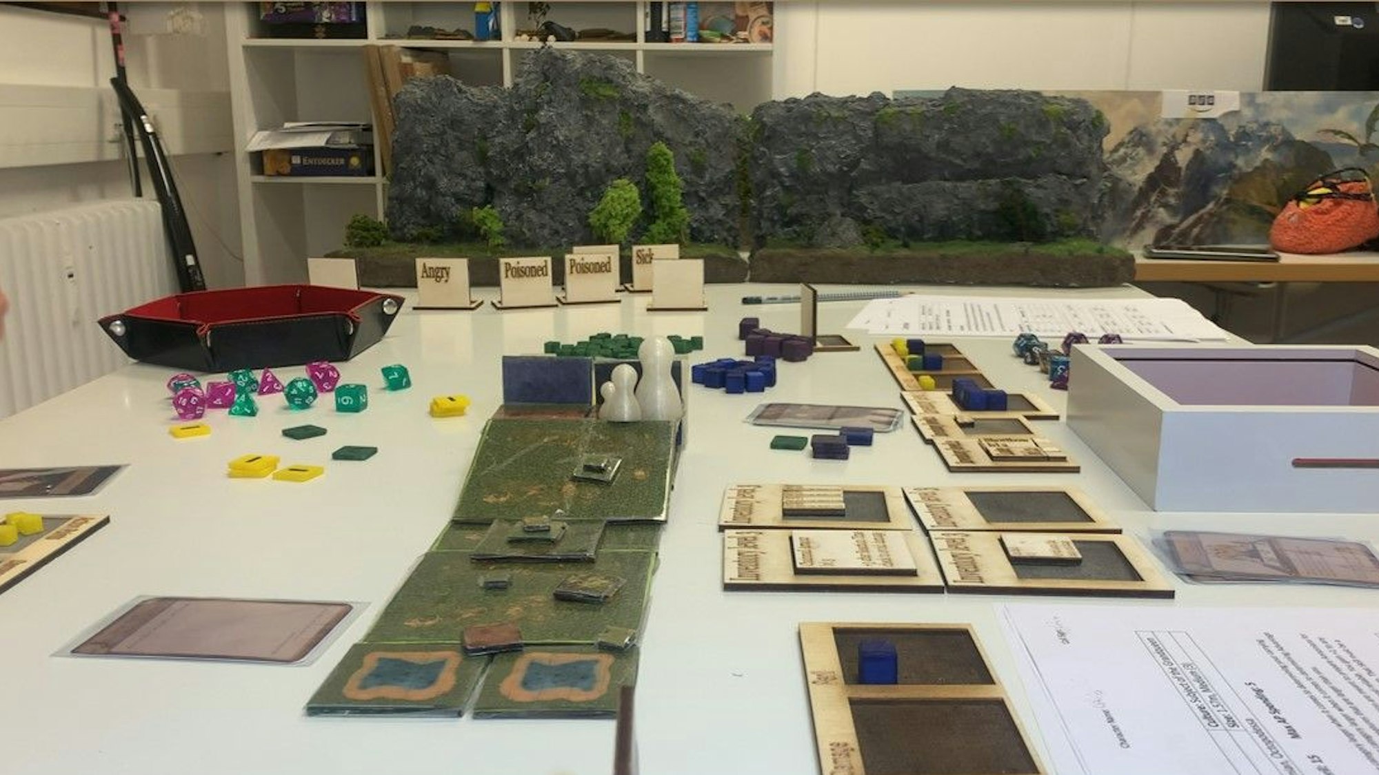 Brettspiel-Zubehör auf einem Tisch im Spielelabor.