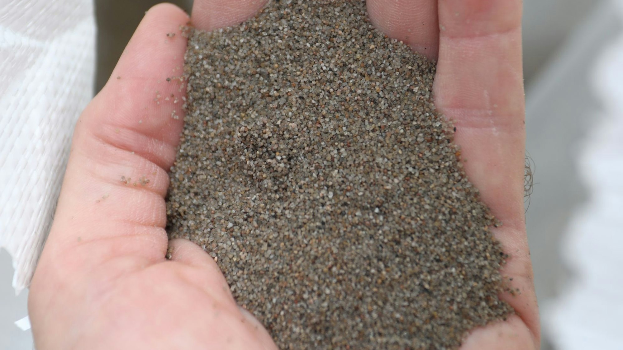 Mit Sand wird der Rasen verfüllt.