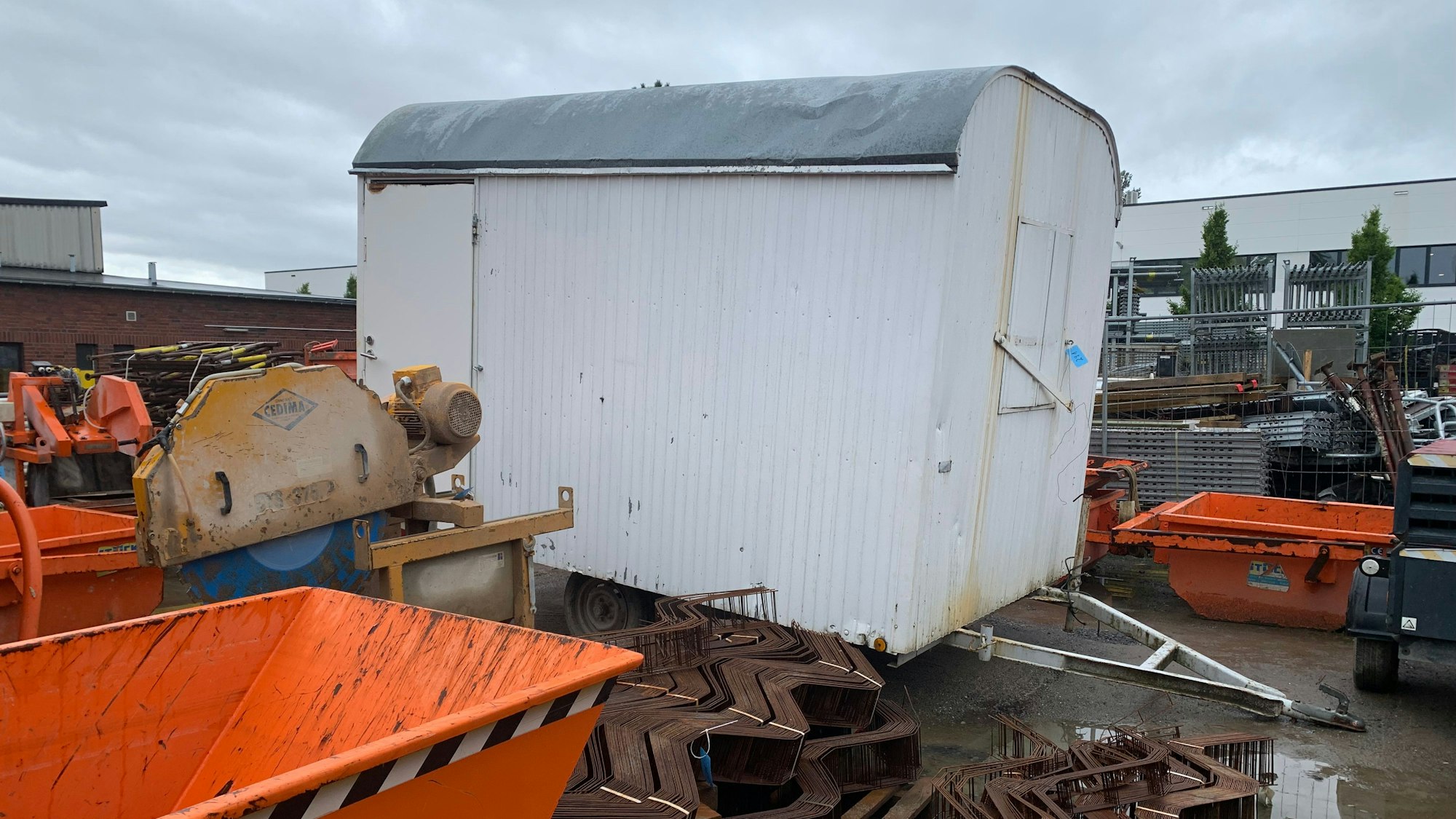 Ein weißer Bauwagen wird für 200 Euro versteigert.