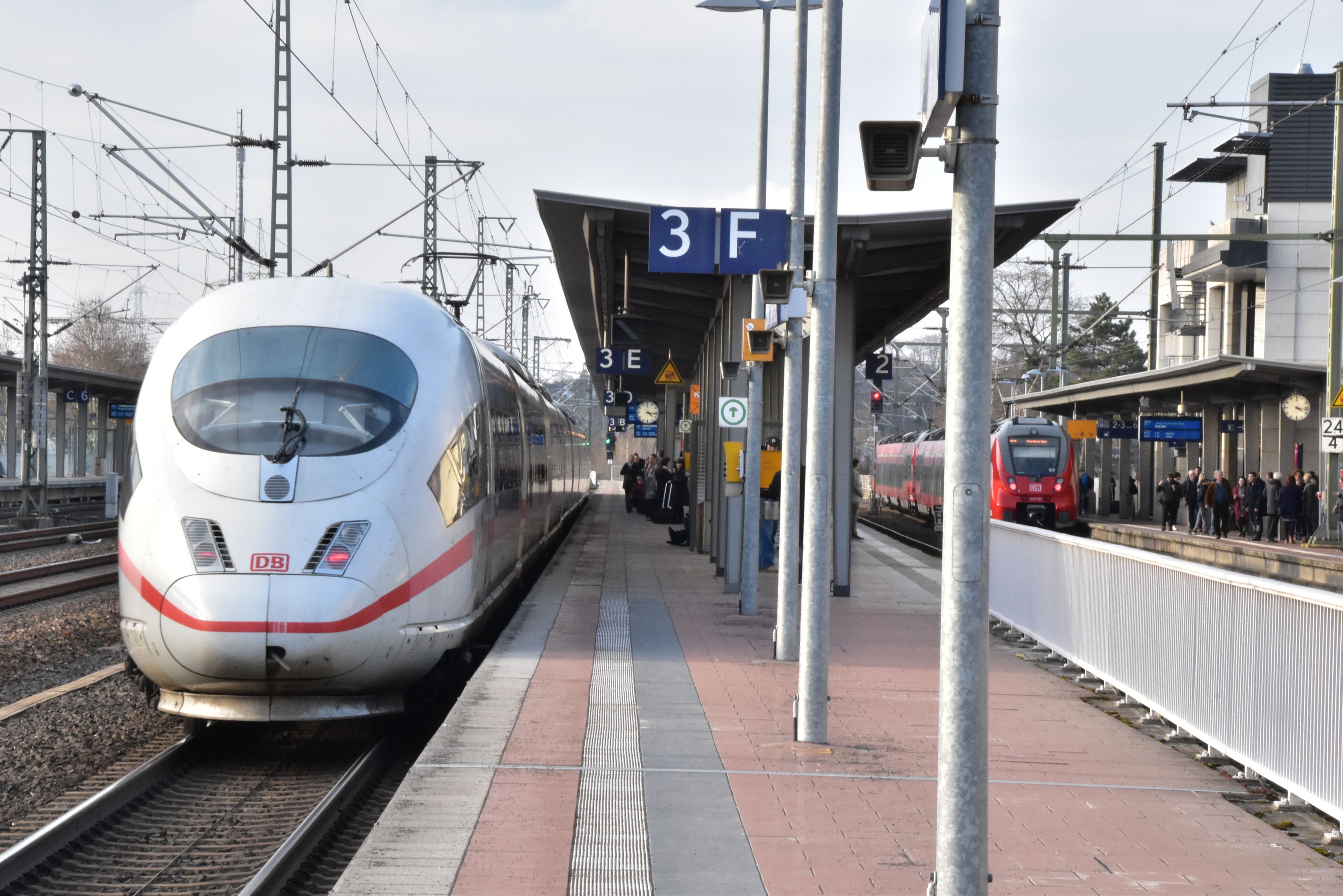 Ein ICE steht am Siegburger Bahnhof.