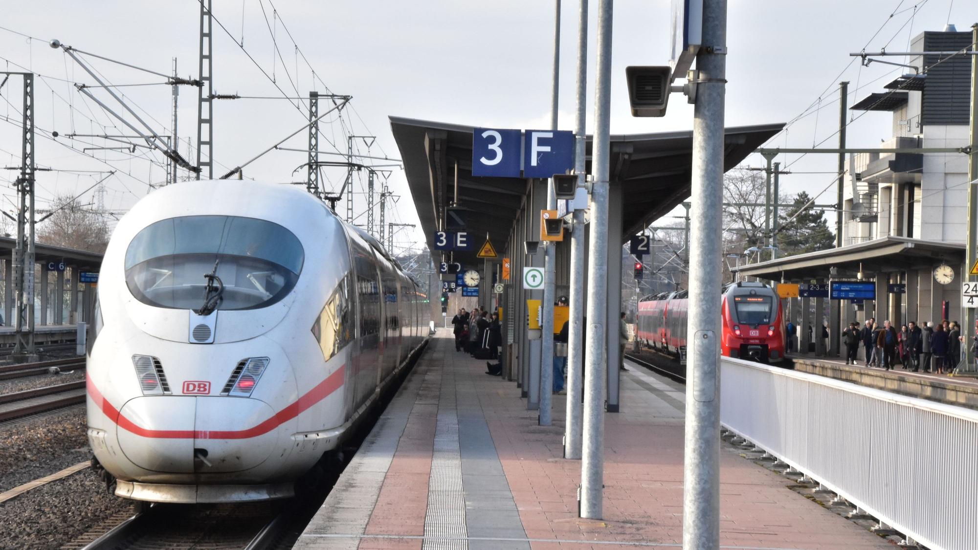 Ein ICE steht am Siegburger Bahnhof.