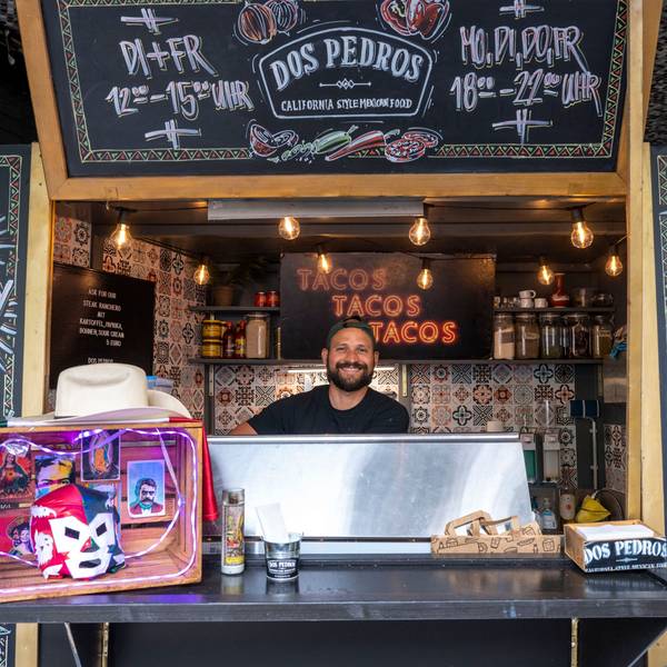Mann steht in einem Taco-Stand