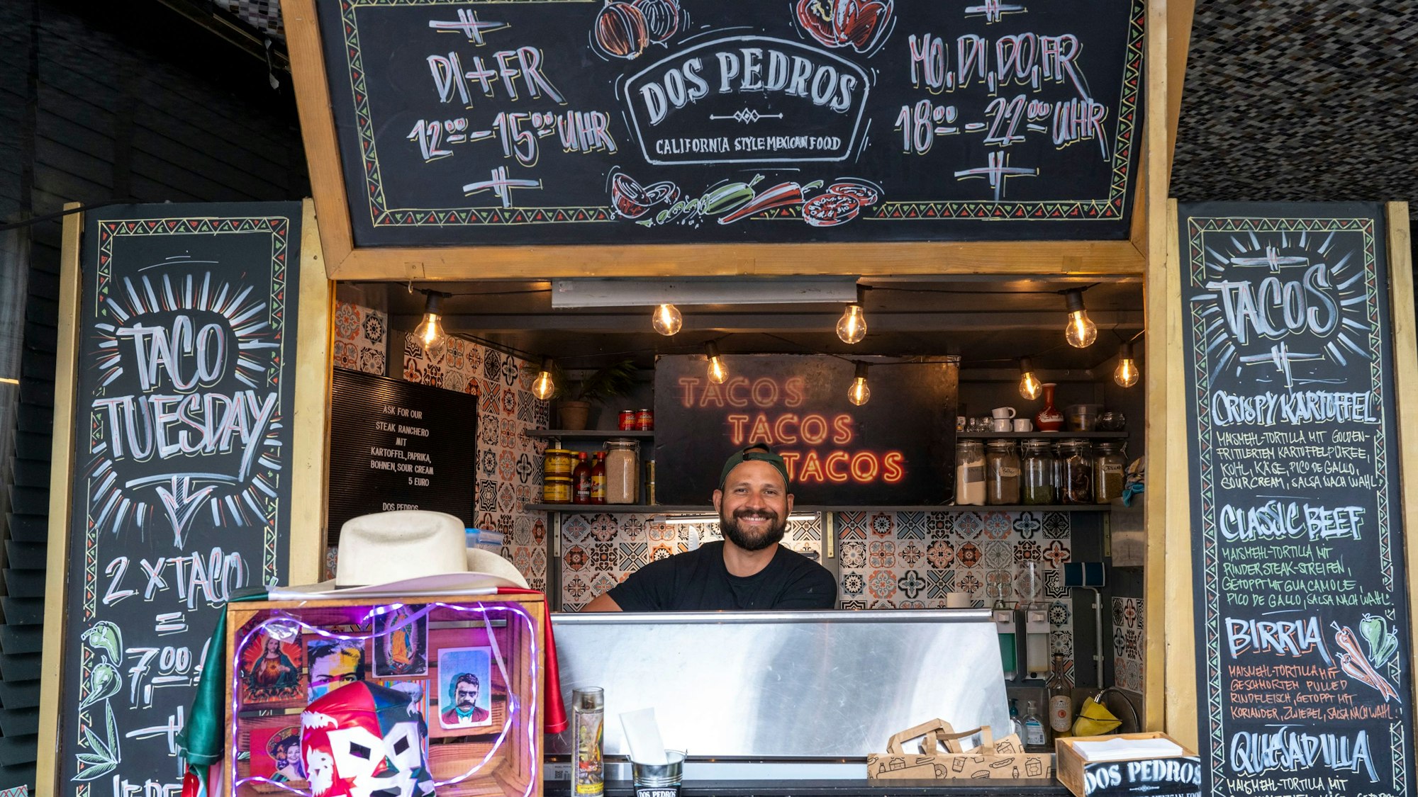 Mann steht in einem Taco-Stand