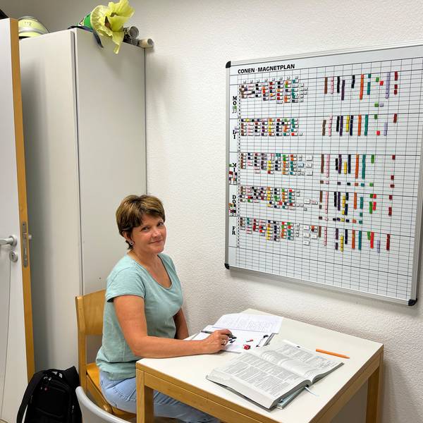 Tanja Fischer, Leiterin der Gemeinschaftsgrundschule Türnich, vor dem Stundenplan.