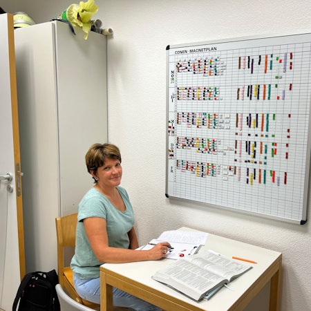 Tanja Fischer, Leiterin der Gemeinschaftsgrundschule Türnich, vor dem Stundenplan.