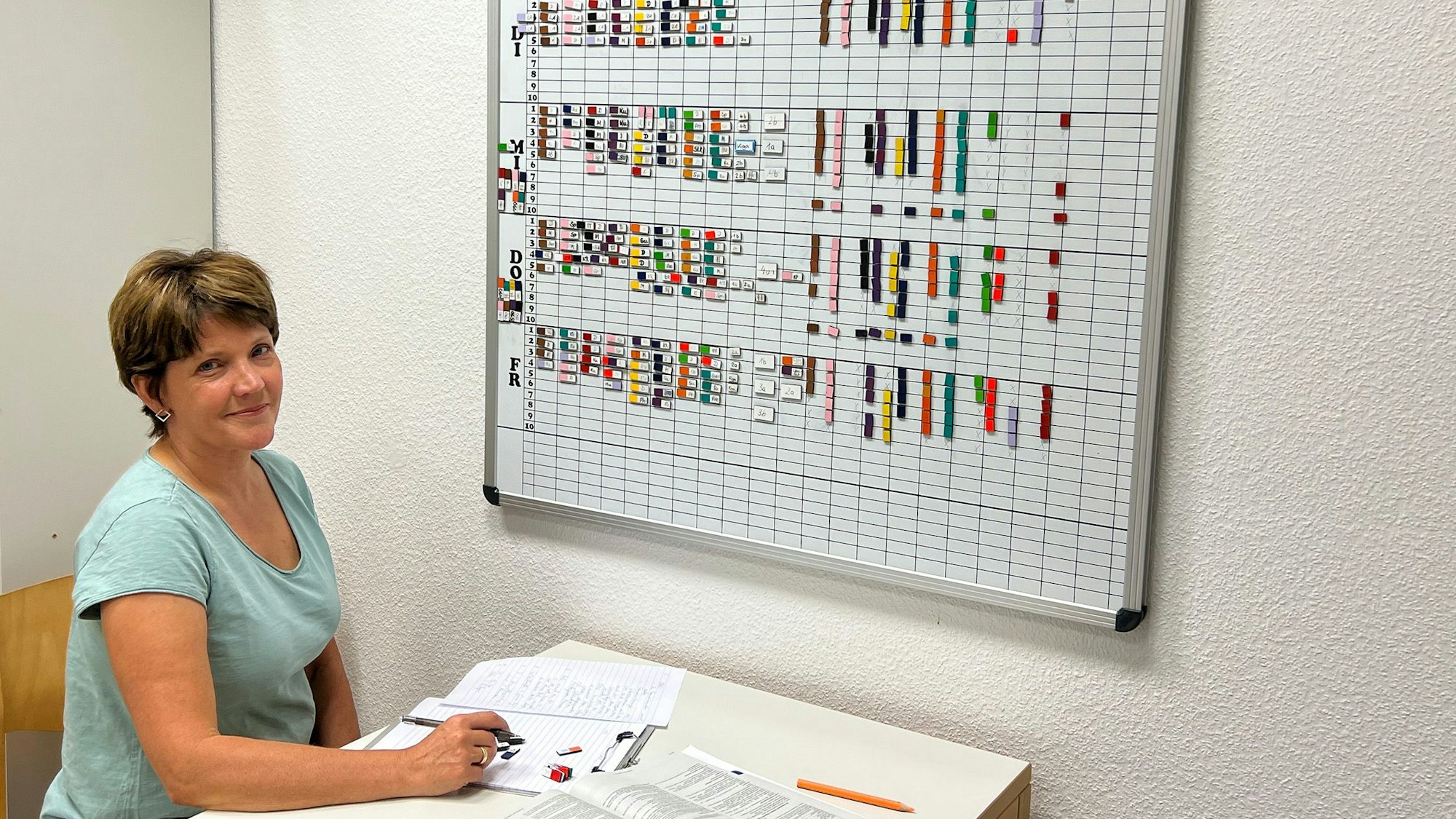 Tanja Fischer, Leiterin der Gemeinschaftsgrundschule Türnich, vor dem Stundenplan.