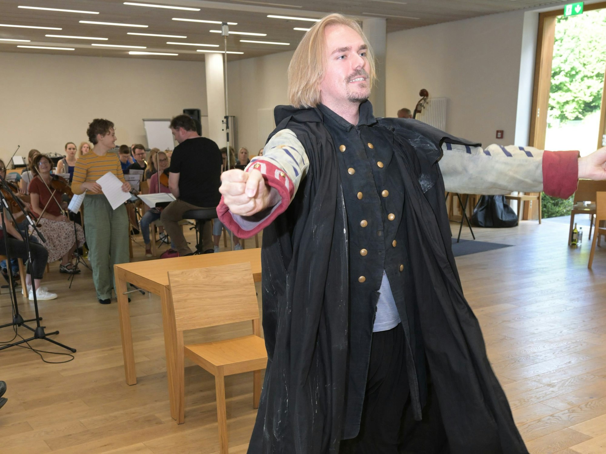 Der „Geist“ steht auf der Bühne.