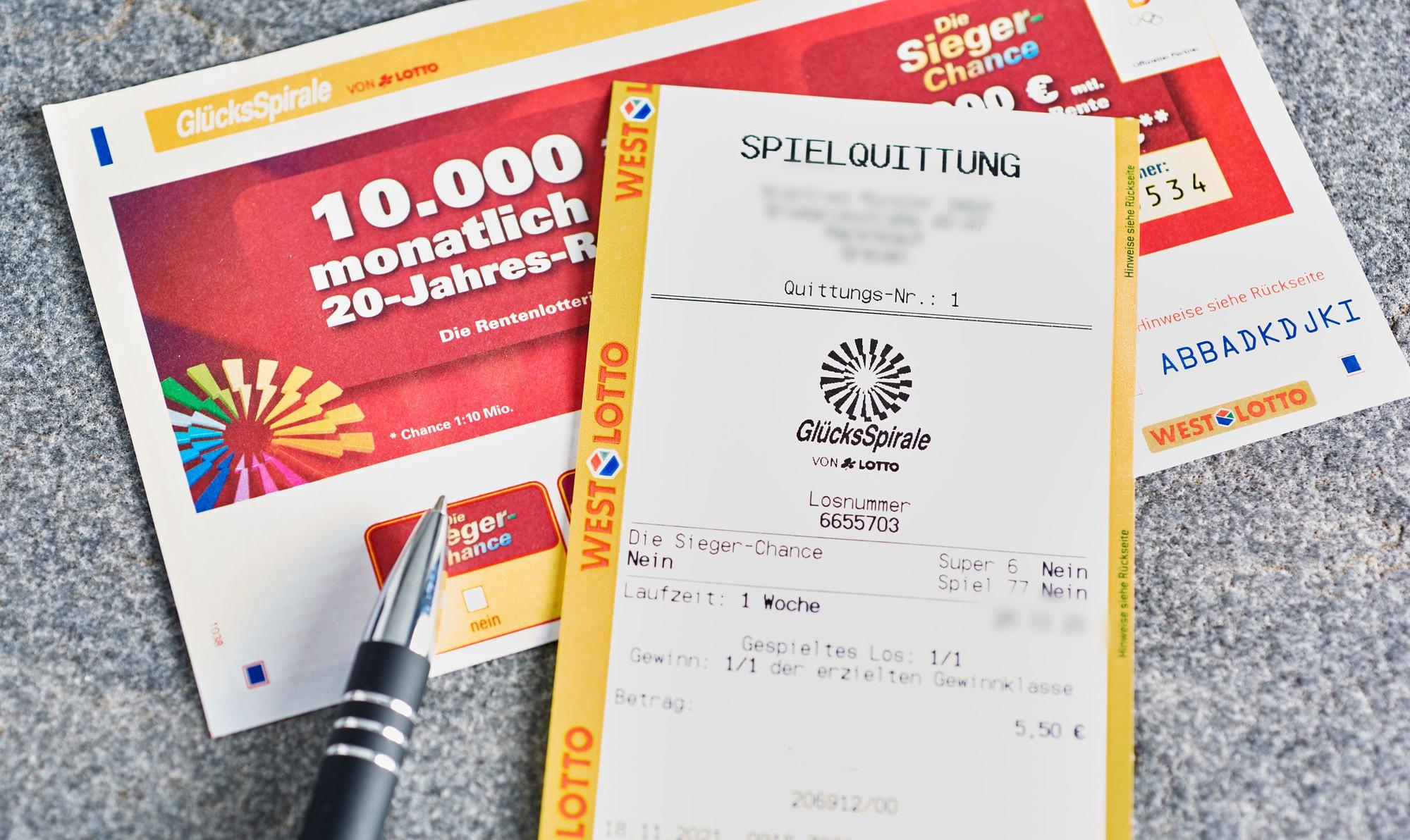 Glücksspirale Spielschein auf dem Tisch.