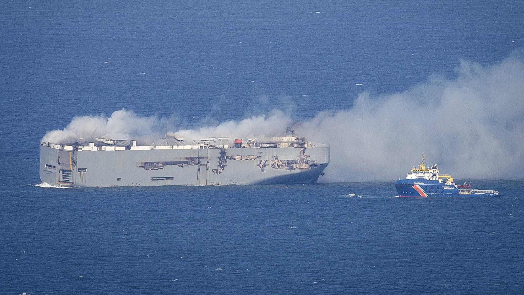 Der Frachter „Fremantle Highway“ brennt in der Nordsee oberhalb von Ameland. Die Lage bei dem seit Stunden brennenden Autofrachter vor der niederländischen Küste ist nach Angaben der Küstenwache stabil. Das Schiff könnte noch für Tage oder sogar Wochen weiterbrennen.