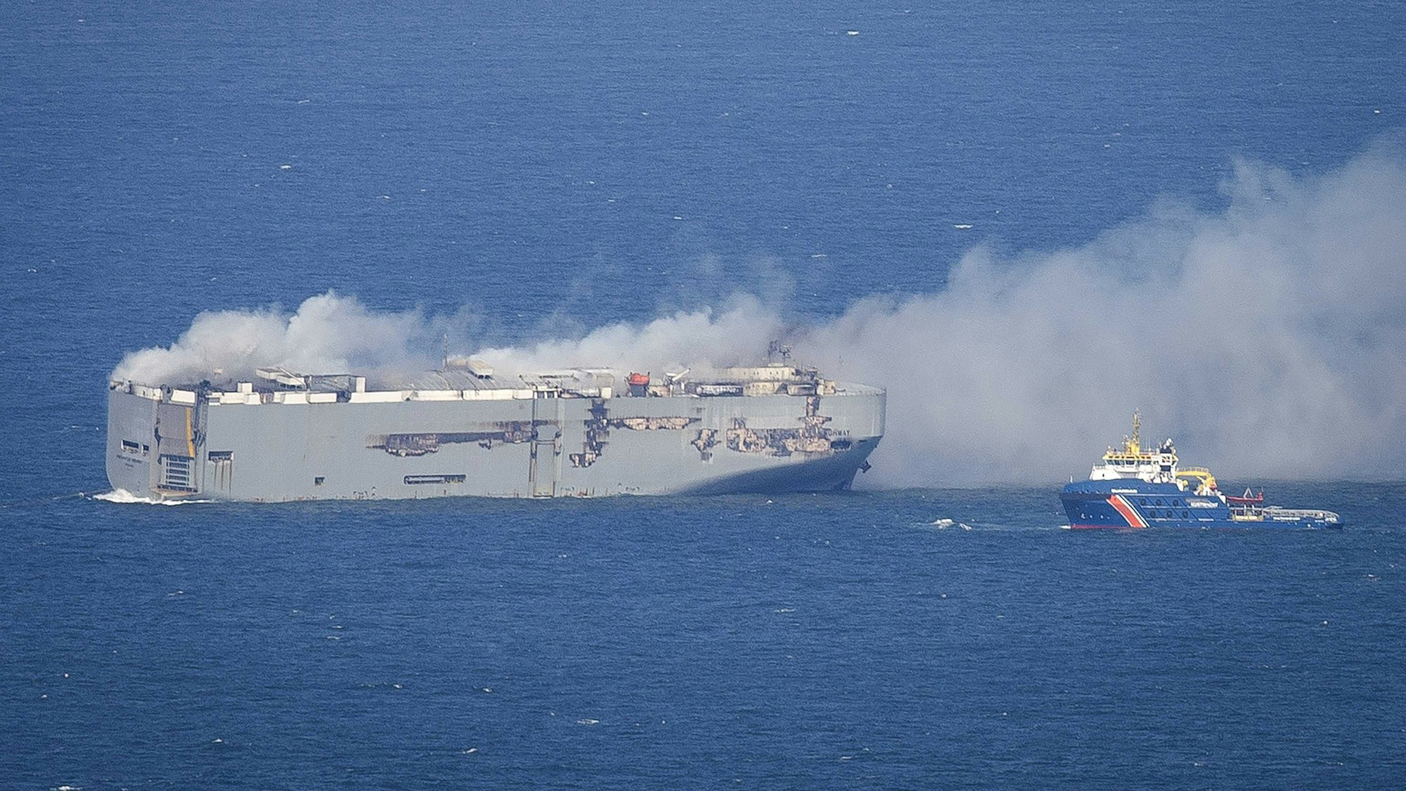 Der Frachter „Fremantle Highway“ brennt in der Nordsee oberhalb von Ameland. Die Lage bei dem seit Stunden brennenden Autofrachter vor der niederländischen Küste ist nach Angaben der Küstenwache stabil. Das Schiff könnte noch für Tage oder sogar Wochen weiterbrennen.