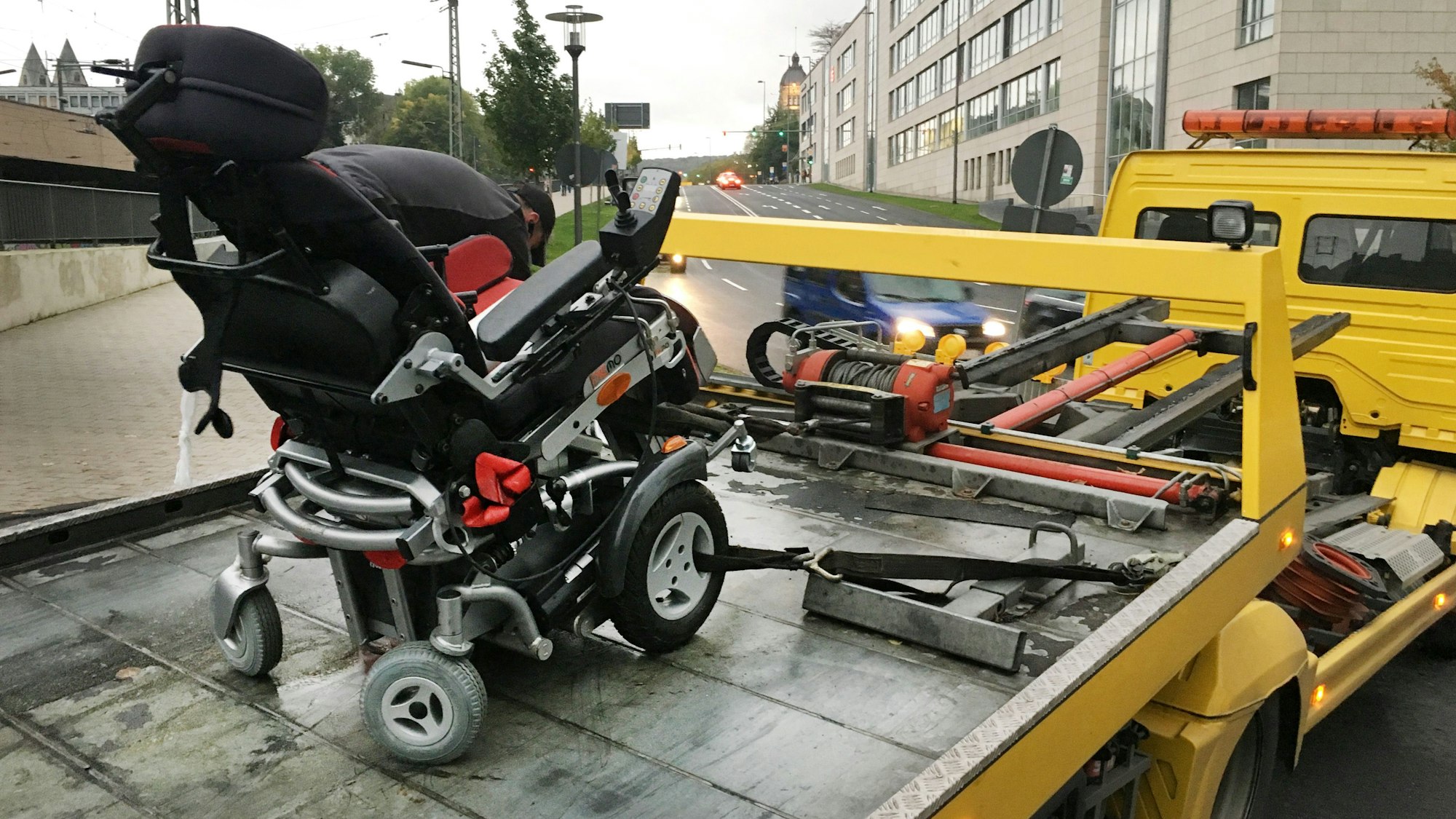Ein elektrischer Rollstuhl steht in Wuppertal (Nordrhein-Westfalen) auf einem Abschleppwagen
