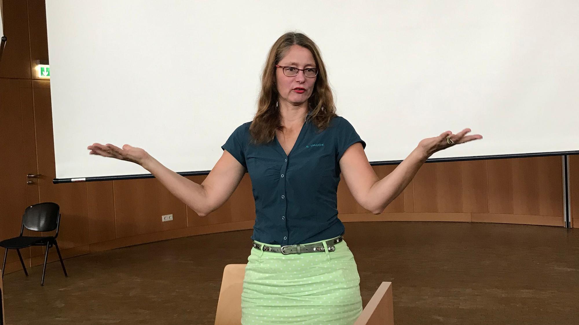 27.07.2023 Sankt Augustin/ Rheinbach: Maria-Christina Nimmerfroh ist Sozialpsychologin und lehrt an der Hochschule Bonn-Rhein-Sieg, dabei hat sie sich unter anderem mit der "Letzten Generation" beschäftigt.