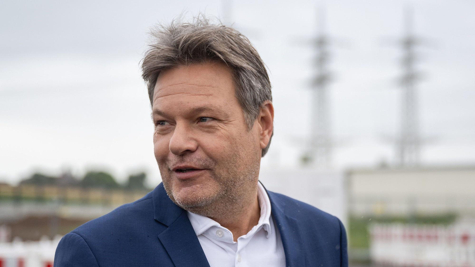 Bundeswirtschaftsminister Robert Habeck (Bündnis 90/Die Grünen) sieht keinen Grund für Panik trotz des Wirtschaftsabschwungs.