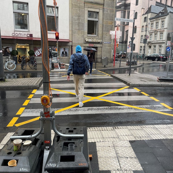 Ein Mann geht über eine rote Baustellenampel an der Baustelle am Kreisverkehr an der Marzellenstraße/An den Dominikanern