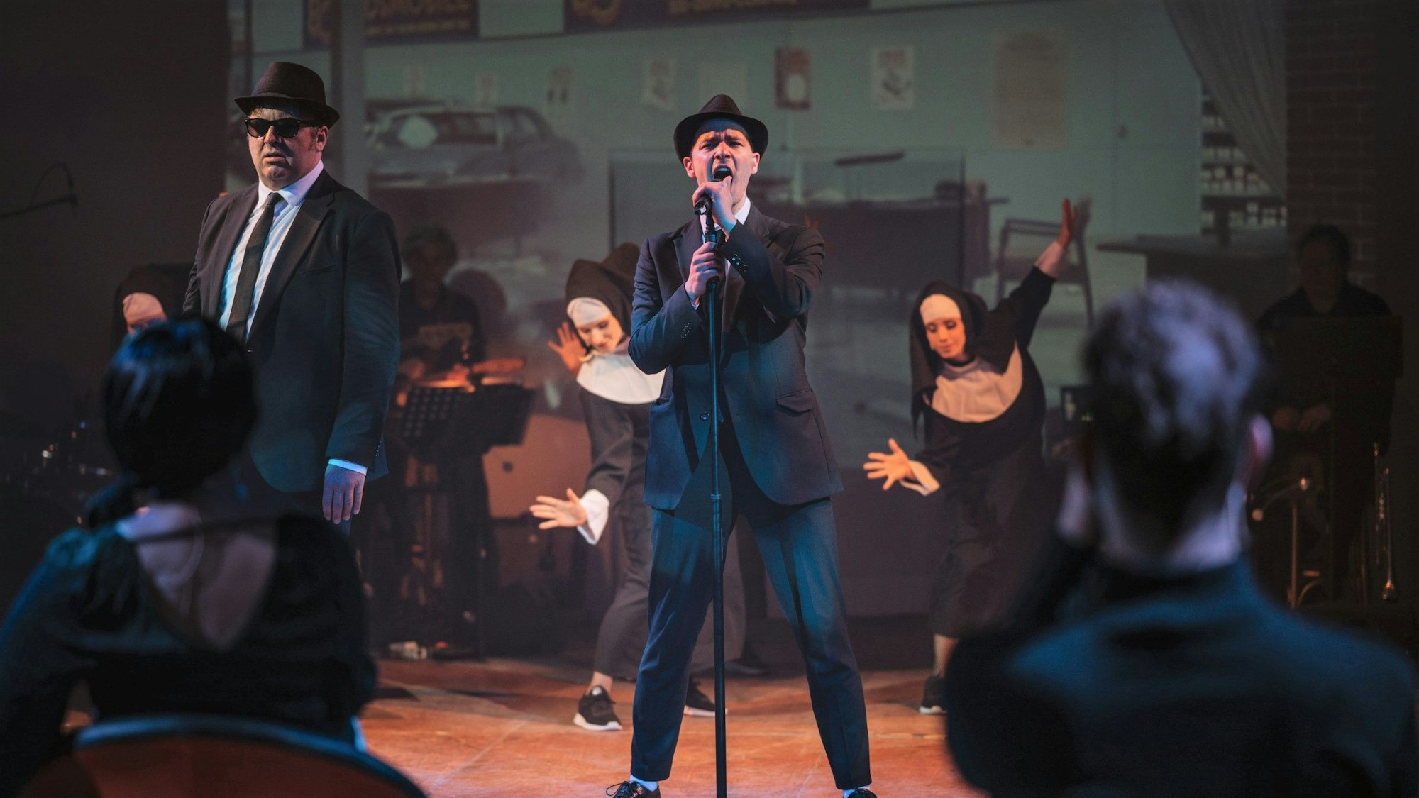 Musicaldarsteller bei einer Aufführung des Stücks "Blues Brothers".