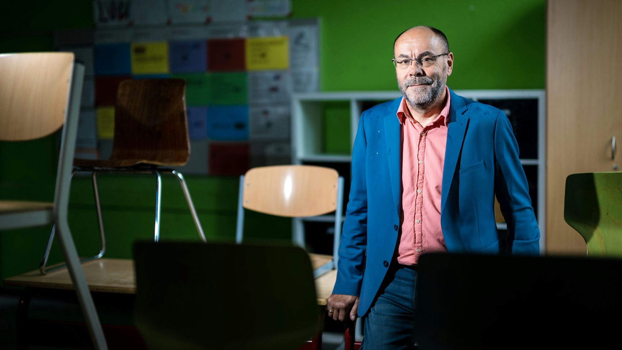 Schulleiter Klaus Kombrink-Detemble in einem Klassenraum im Gymnasium Kreuzgasse.